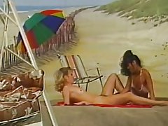 Dua lesbian bermain di latar belakang pantai