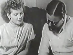 Berbulu anak laki-laki menusuk nya teman baru (1950-an, mahakarya)