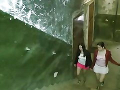 Gadis-gadis bersenang-senang di kamar tidur