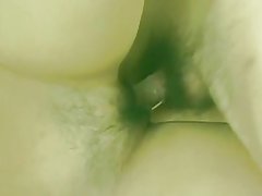 Seksi asia di rok mendapatkan nya ketat berbulu vagina jari dengan pejantan kemudian fucks