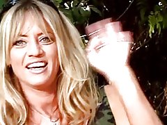 Rambut merah asia lesbian telah erat pussy menjilat main-main dengan teman-teman di taman